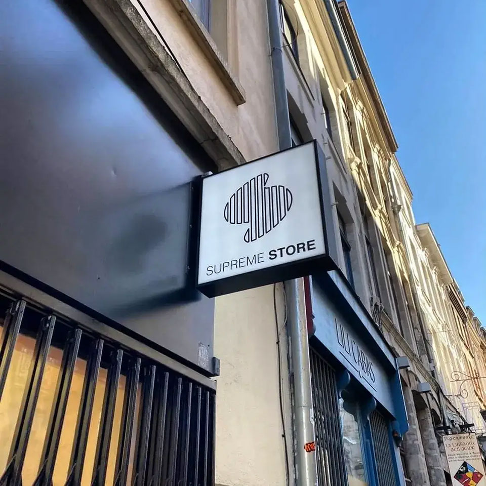 Enseignes drapeaux - Supreme store