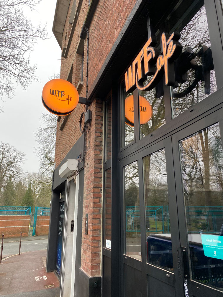 Enseignes drapeaux - WTF Café