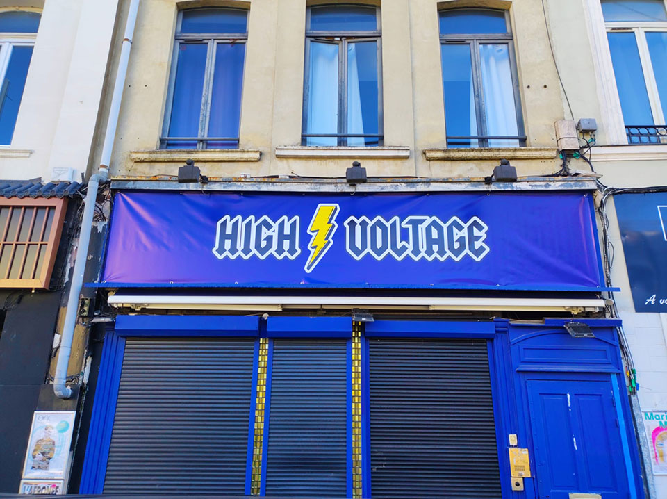 Enseignes non lumineuses - High voltage